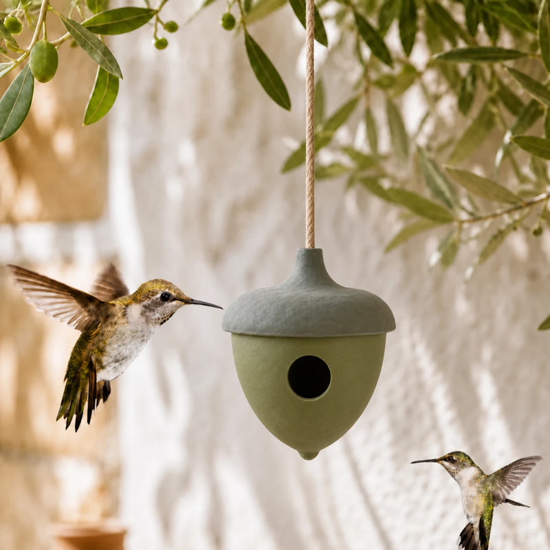 Hangend vogelhuisje van vorm van eikel groen