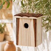 Hangend vogelhuisje met dak van schors