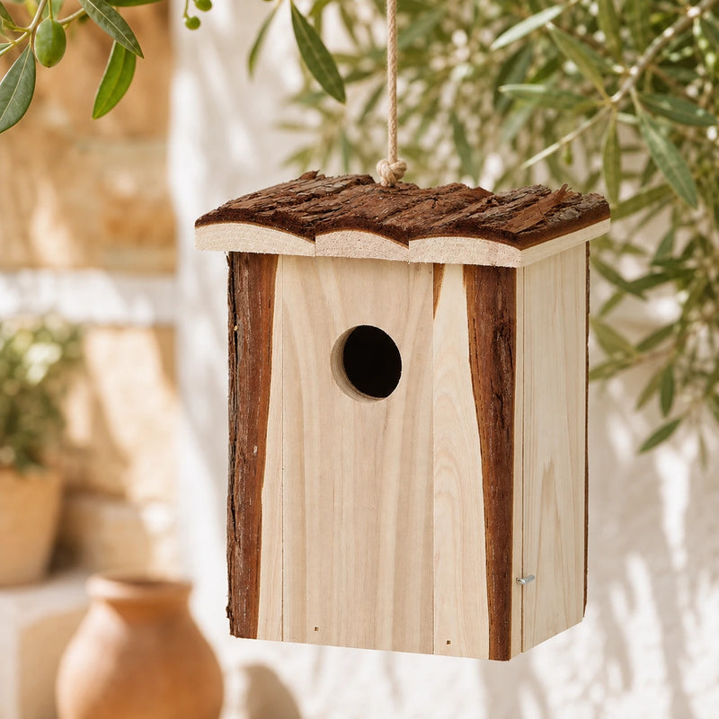 Hangend vogelhuisje met dak van schors