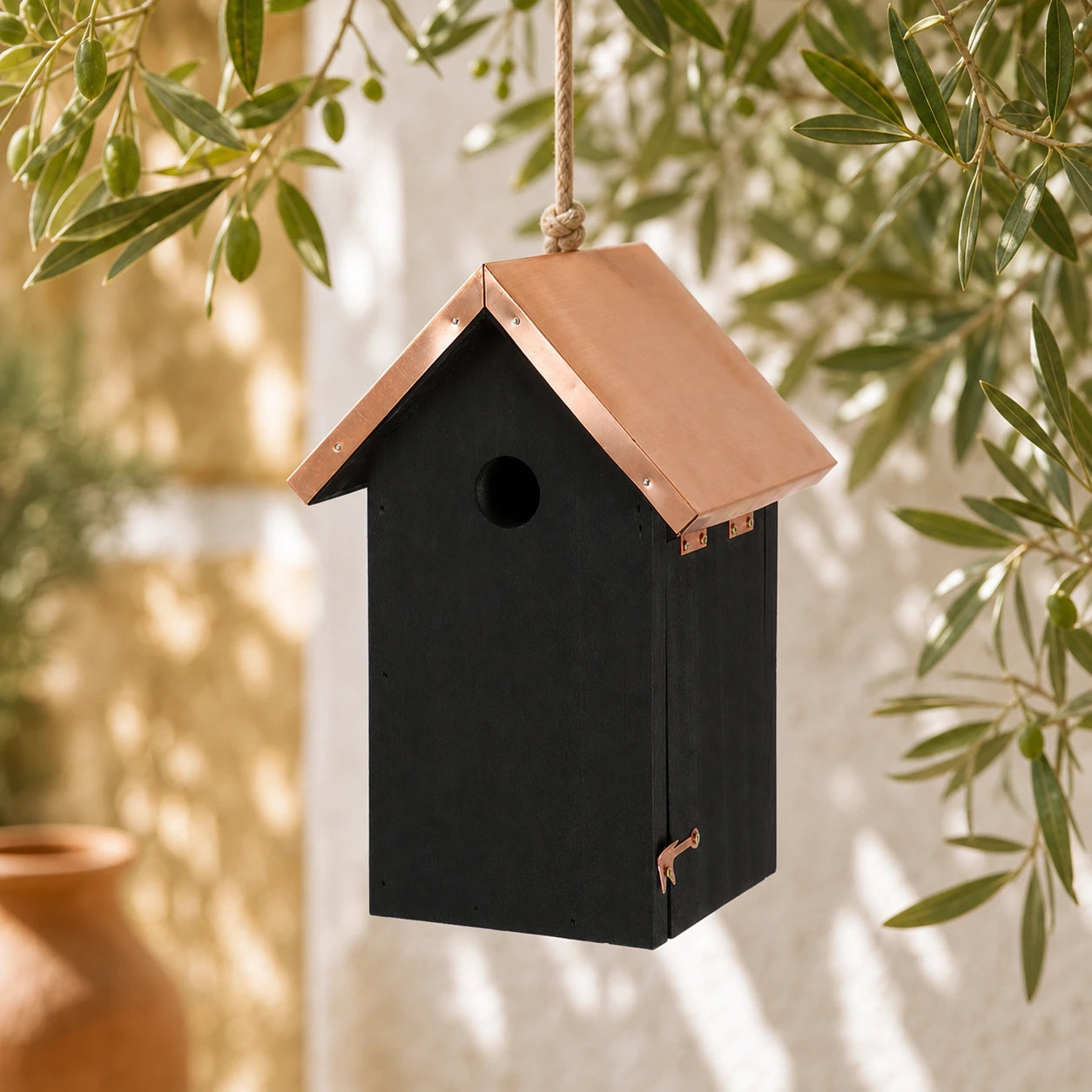 Vogelhuisje zwart met dak koper hoogte 26 cm