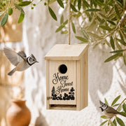 Houten vogelhuisje met groendak rood