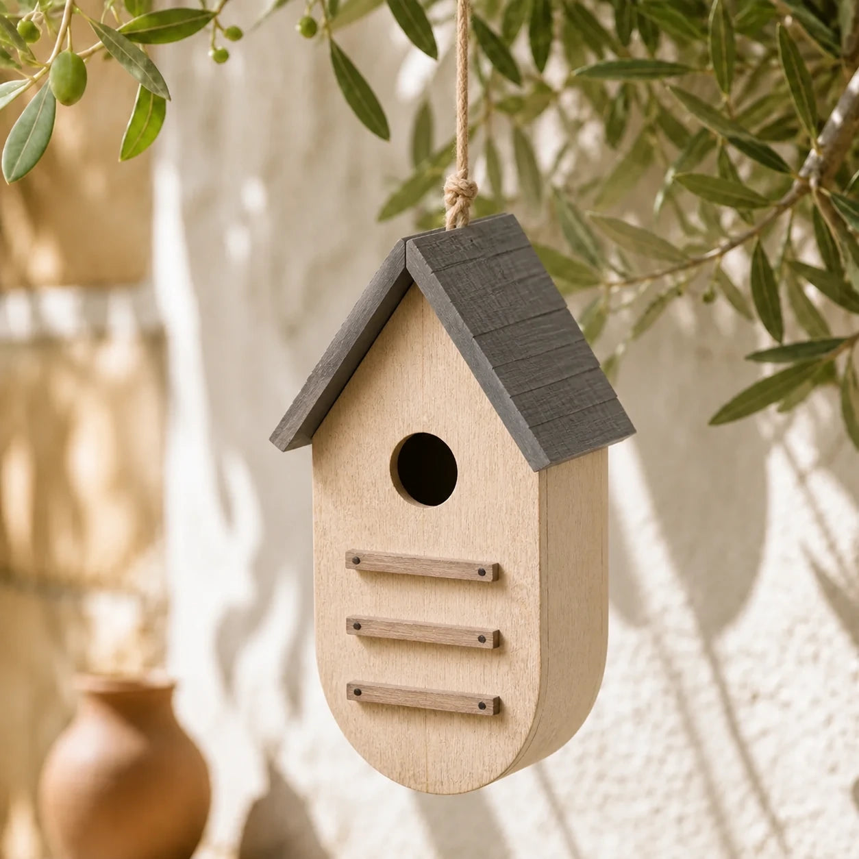 Vogelhuisje gevlochten hangend van vorm van L