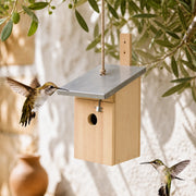 Vogelhuisje van observatie met spiegel onder zinken dak