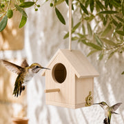 Hangend vogelhuisje van hout licht met voorkant gegraveerd