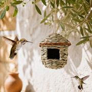 Vogelhuisje gevlochten van gras van riet