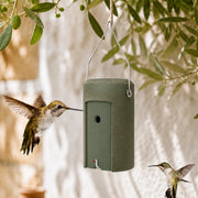 Hangend vogelhuisje van houtbeton antraciet formaat 28 × 16 cm