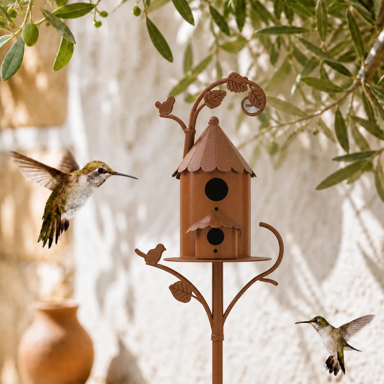 Metalen vogelhuisje op met paal