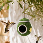 Hangend vogelhuisje van vezels groen met motief bloemen