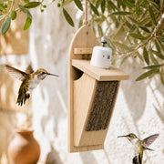Vogelhuisje verbonden schuin met voorkant van schors