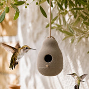Hangend vogelhuisje van hars grijs van vorm van kiezel