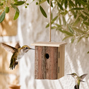 Vogelhuisje rustiek van hout met voorkant schors
