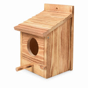 Hangend vogelhuisje van hout met dak met latten — foto 2